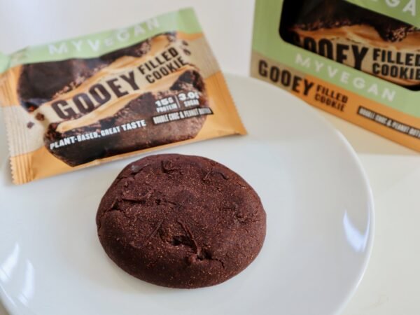 “Gooey Filled Cookie Choco Caramel” Veganiškas Sausainis su Įdaru ‘MyProtein’ (75g) - Image 3